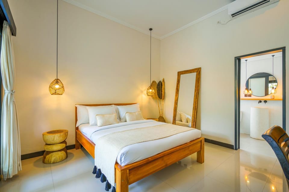 4 Bdr -Villa Donna, Fast Wi-Fi & Private Pool Villa in North Kuta