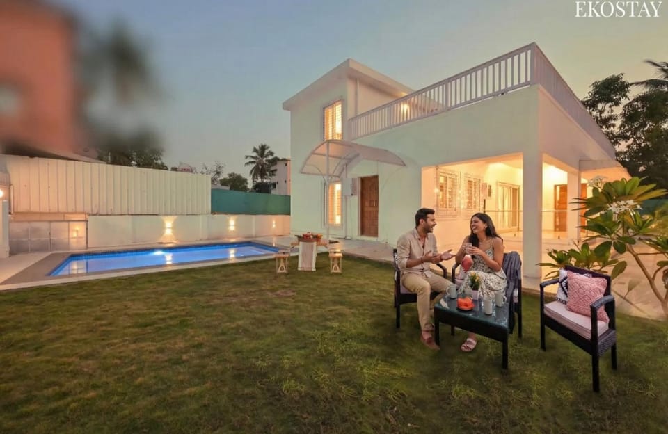 People, Garden, Guests, Garden view, Pool view, Swimming pool, group of guests, Family