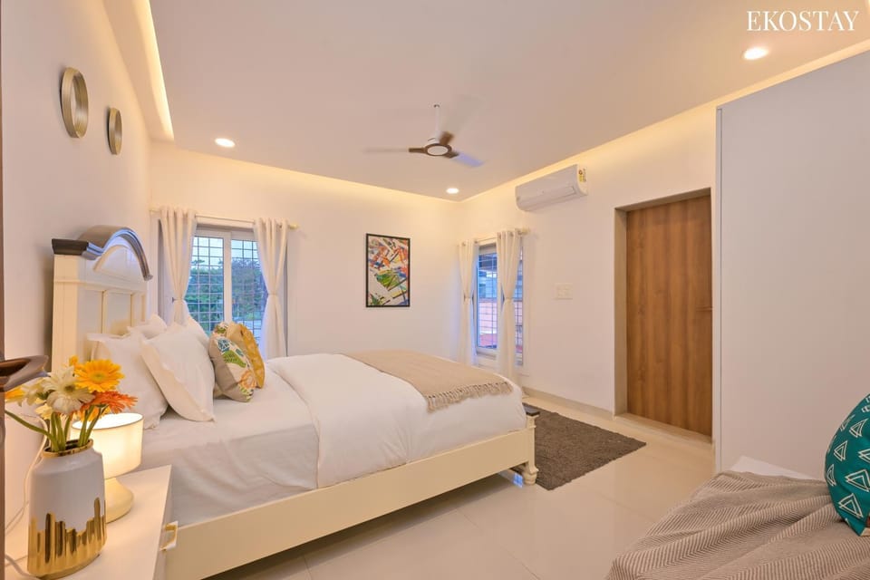 Bed, Photo of the whole room, Bedroom, wardrobe, air conditioner