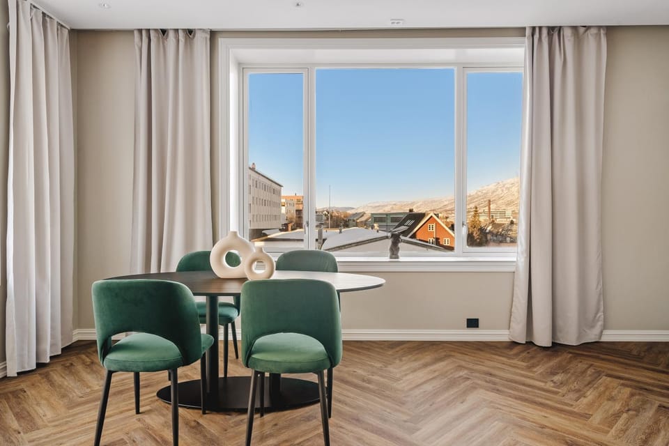View (from property/room), Living room, Seating area, Dining area