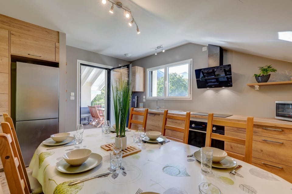 Kitchen or kitchenette, Dining area