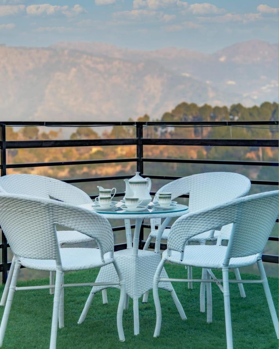 The Moon House l Jacuzzi I 3 Bedroom Villa With Open Air Lawn & BBQ l Bonfire Available l Kasauli By Exotic Stays Apartment in Himachal Pradesh
