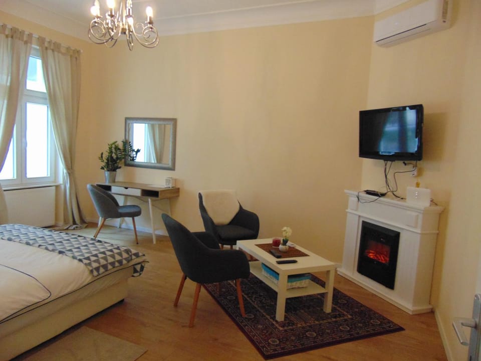 Communal lounge/ TV room, Bed, Living room, Seating area, Bedroom, internet, air conditioner