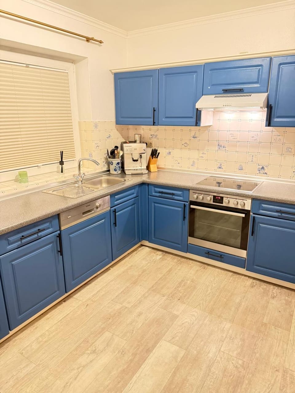 Coffee/tea facilities, Kitchen or kitchenette, dishwasher, stove, toaster