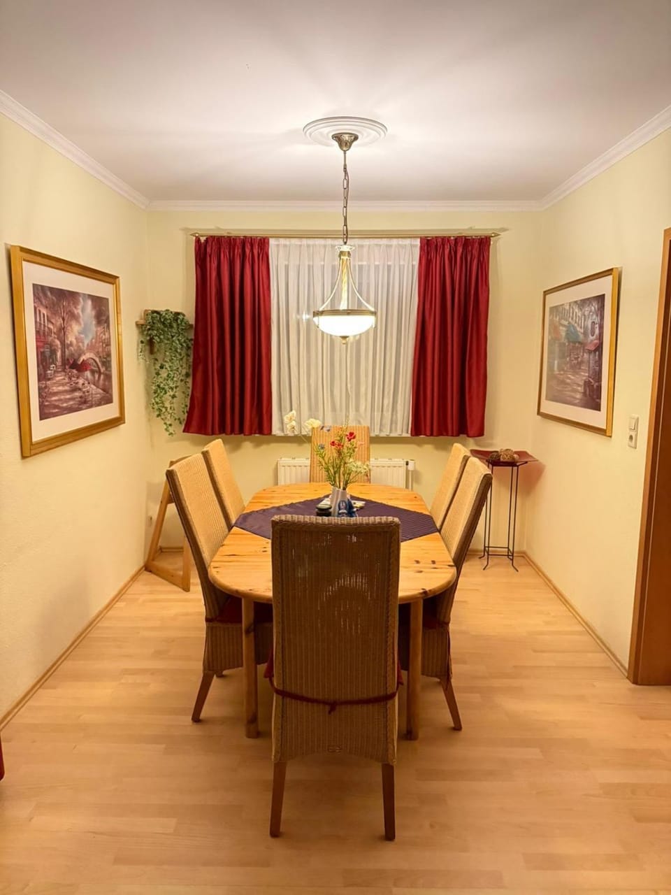 Seating area, Dining area