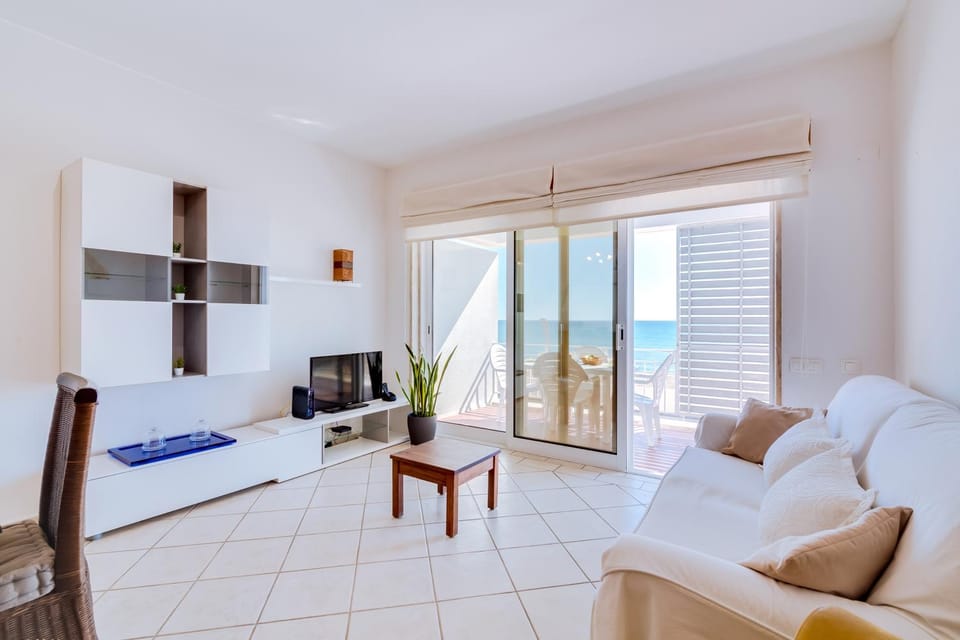Communal lounge/ TV room, TV and multimedia, Living room, Sea view