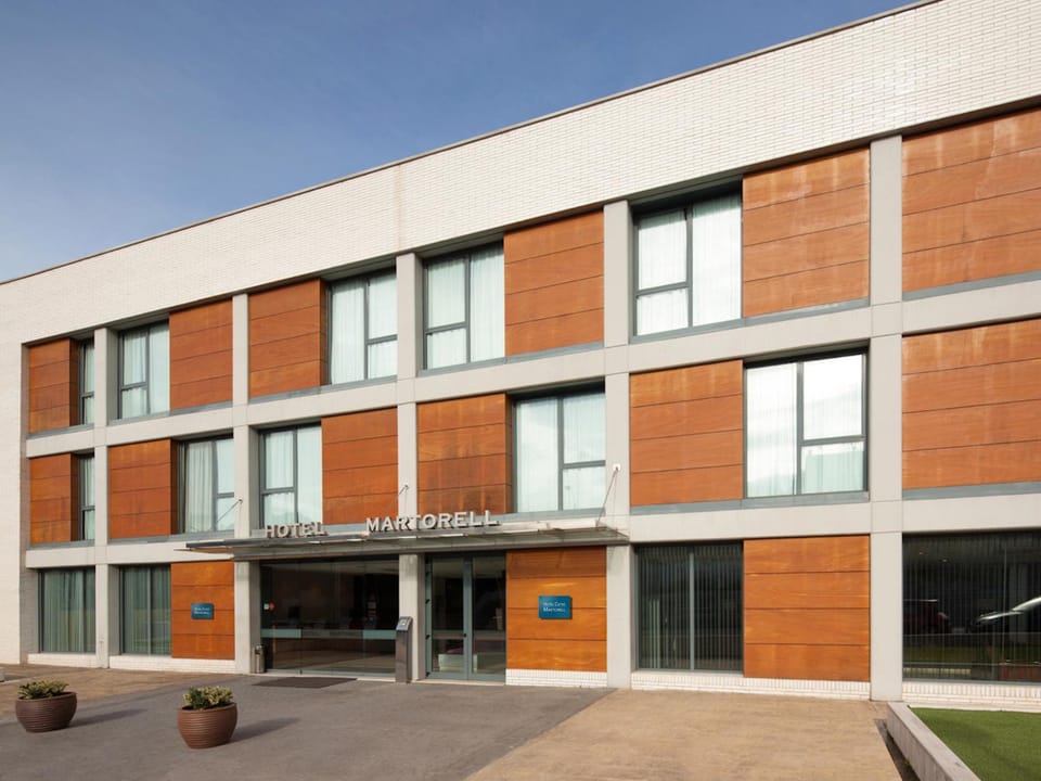 Facade/entrance, Area and facilities