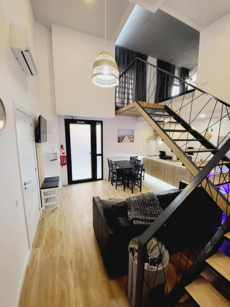 TV and multimedia, Kitchen or kitchenette, Living room, Seating area, air conditioner
