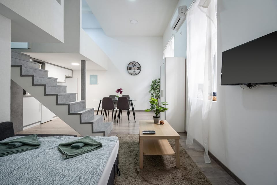 Bed, TV and multimedia, Living room, Photo of the whole room, Seating area, Dining area, Bedroom, heating, towels, towels