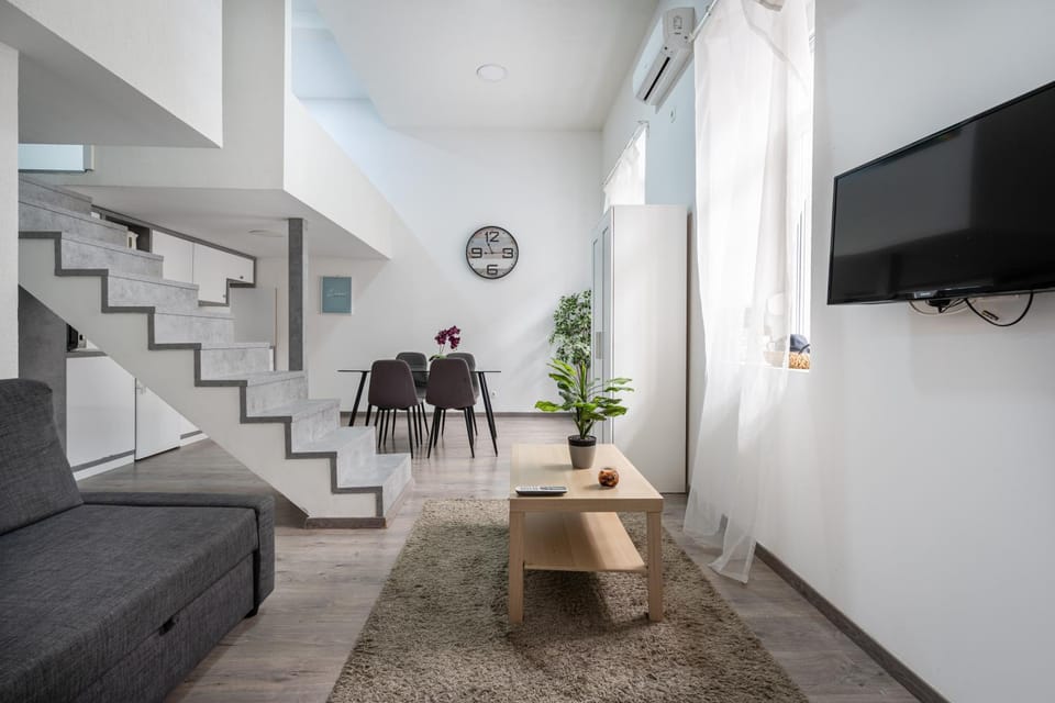 Communal lounge/ TV room, TV and multimedia, View (from property/room), View (from property/room), Living room, Seating area, Evening entertainment, internet, internet