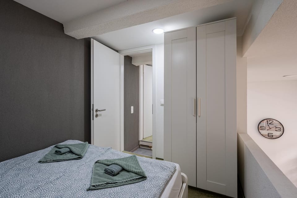 Bed, Photo of the whole room, Decorative detail, Decorative detail, Bedroom, internet, internet, towels, wardrobe