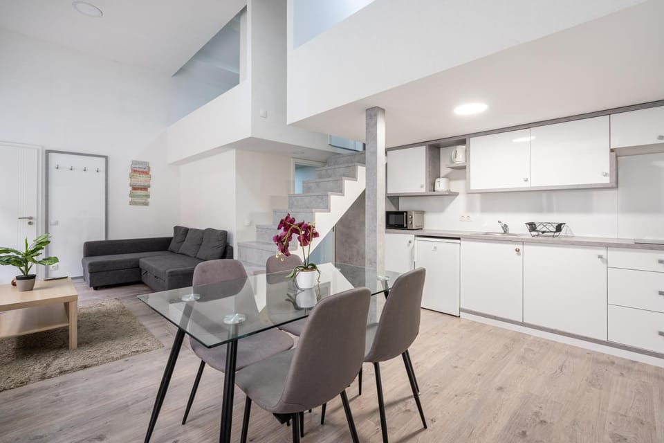 Kitchen or kitchenette, Living room, Seating area, Dining area, Entertainment, dishwasher, furniture, internet, minibar, pet friendly, stove