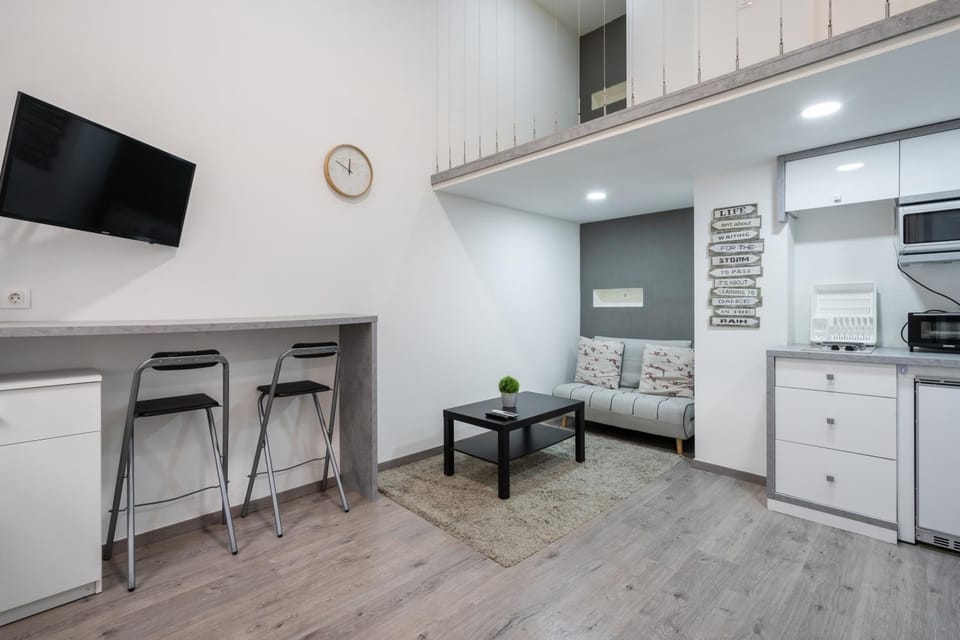 TV and multimedia, Kitchen or kitchenette, Living room, Photo of the whole room, Seating area, Dining area, internet, minibar, oven, stove