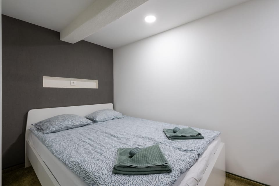 Bed, Photo of the whole room, Decorative detail, Decorative detail, Bedroom, furniture, furniture, internet, internet, towels