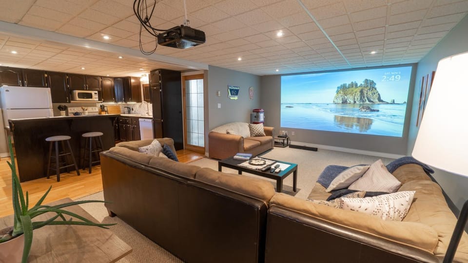 Communal lounge/ TV room, TV and multimedia, Kitchen or kitchenette, Living room, Seating area, Evening entertainment, minibar, pet friendly