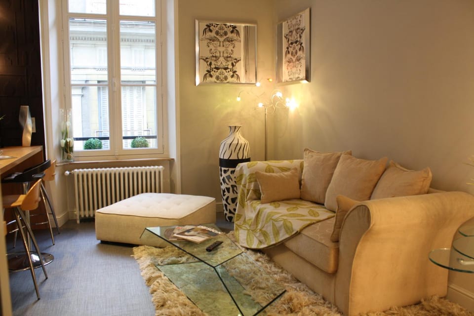 TV and multimedia, Living room, Seating area, internet