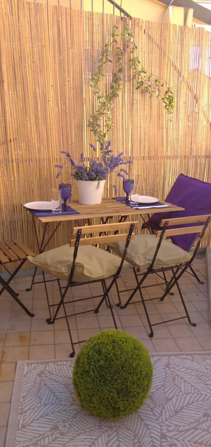 Patio, Day, Seating area, Dining area