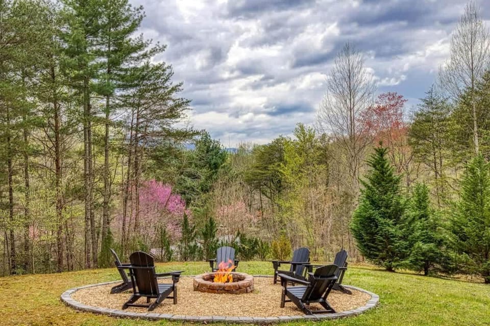 Laceys Place by Beyond Expectations w Hot Tub House in Gatlinburg