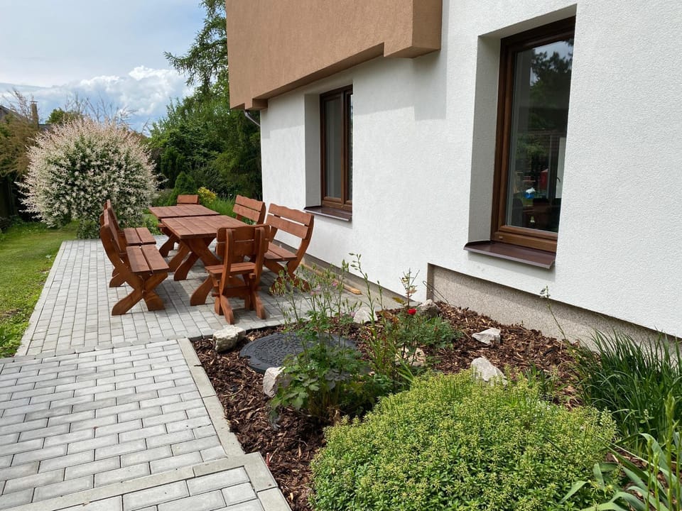 Property building, Patio, Garden, Garden, Balcony/Terrace, Dining area, Garden view