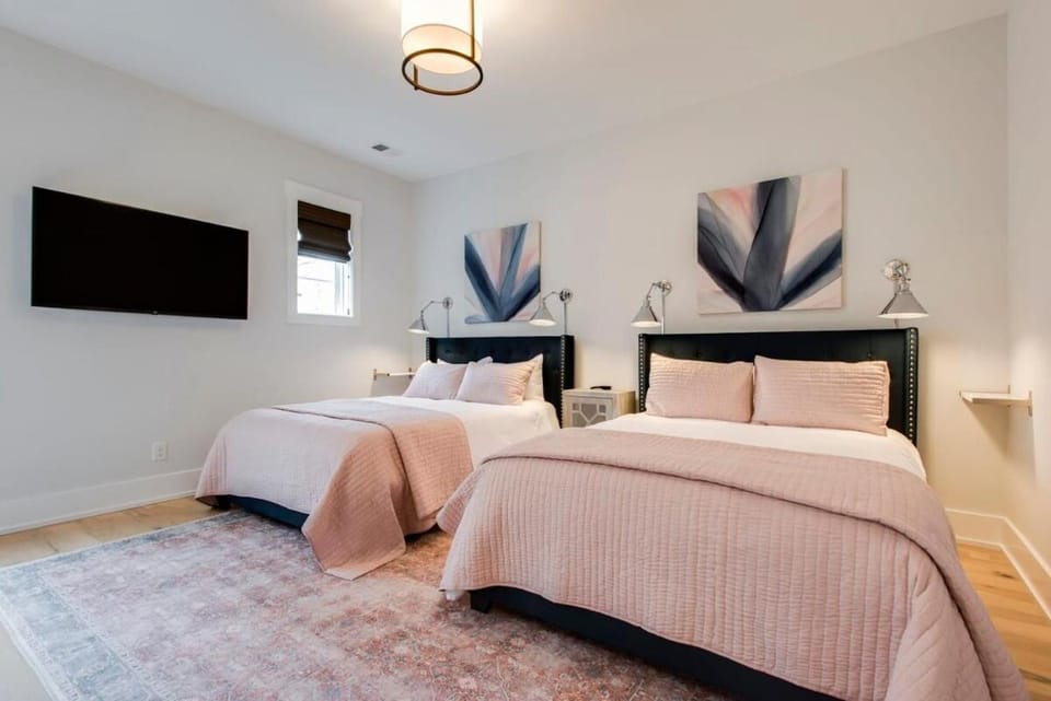 Walk to Vanderbilt In 1 Level Condo with Garage House in Nashville