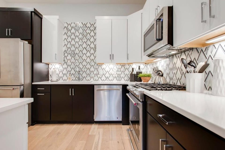 Walk to Vanderbilt In 1 Level Condo with Garage House in Nashville