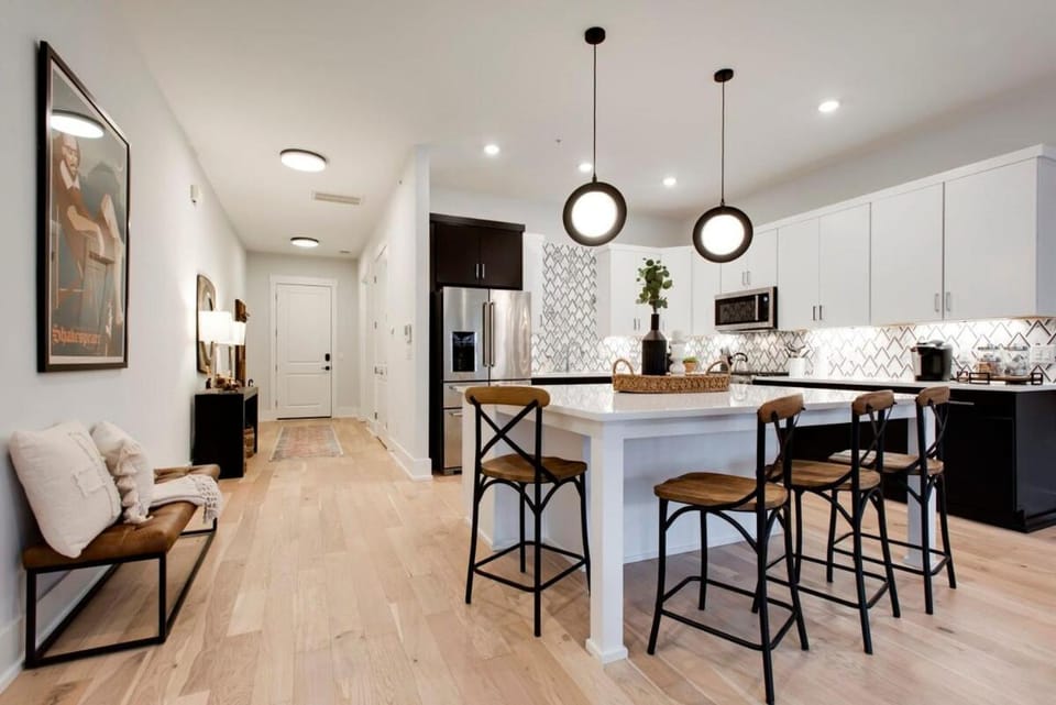 Walk to Vanderbilt In 1 Level Condo with Garage House in Nashville