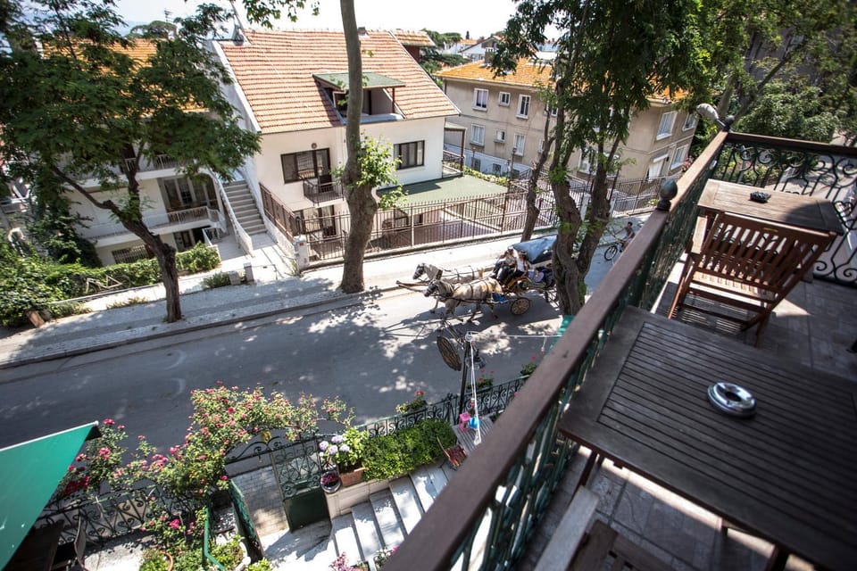 View (from property/room), Balcony/Terrace, Street view