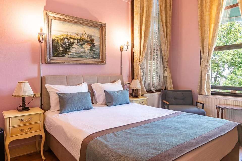 Photo of the whole room, Seating area, Bedroom