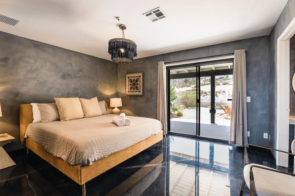 Bed, View (from property/room), Photo of the whole room, Seating area, Bedroom, towels