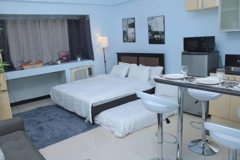 A2J Executive Studio Suite Near Venice Mall BGC Apartment in Makati