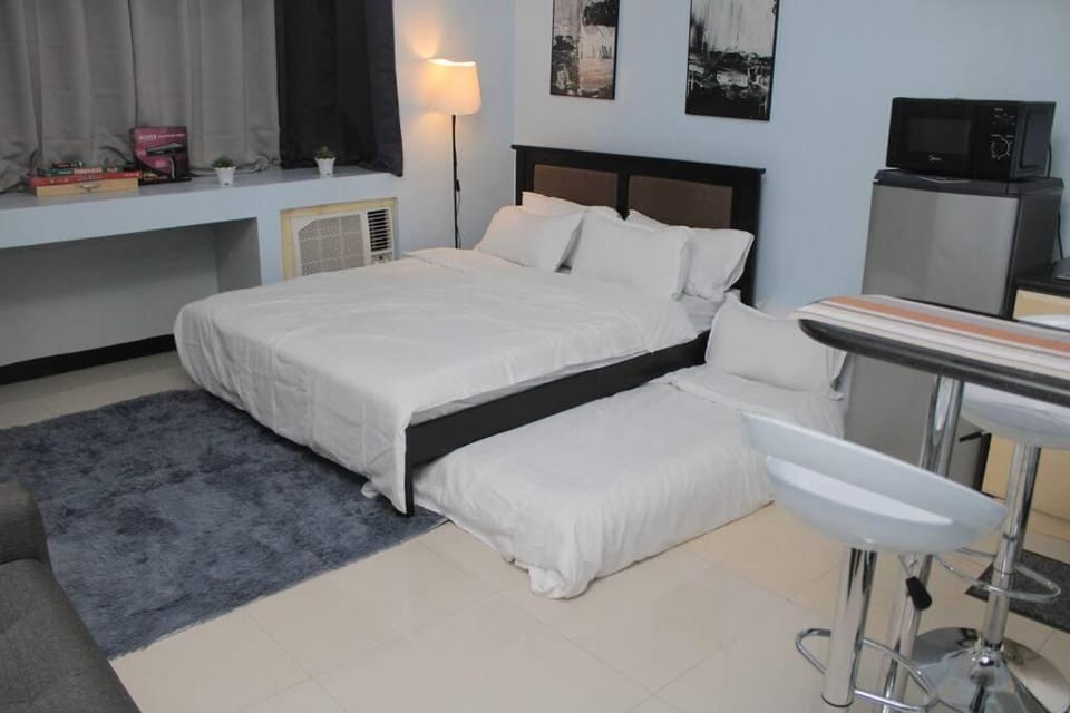 A2J Executive Studio Suite Near Venice Mall BGC Apartment in Makati
