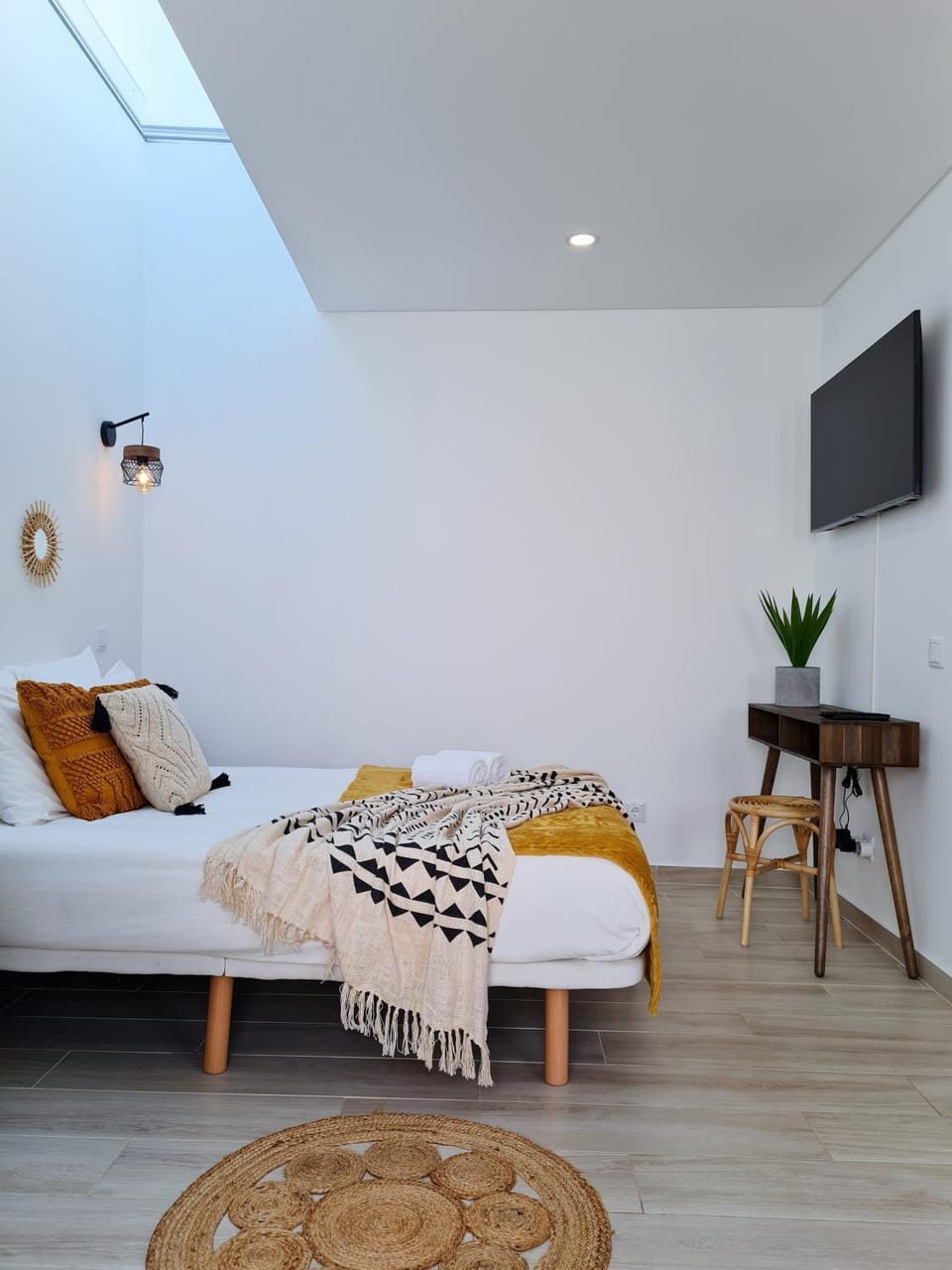 Bed, TV and multimedia, Bedroom