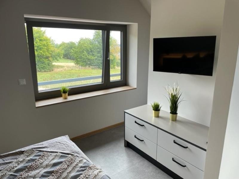 Bed, TV and multimedia, Bedroom