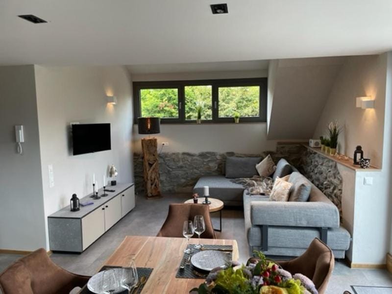 TV and multimedia, Living room, Seating area, Dining area