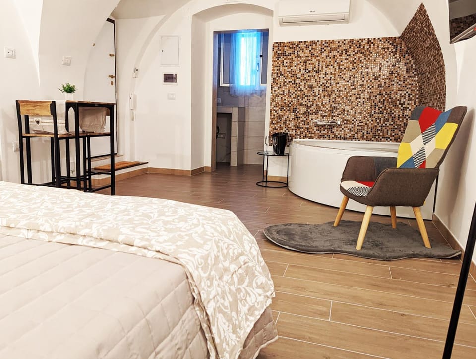 Shower, Bed, Hot Tub, Bathroom, Kitchen or kitchenette, Photo of the whole room, Bedroom, flat iron, internet, air conditioner