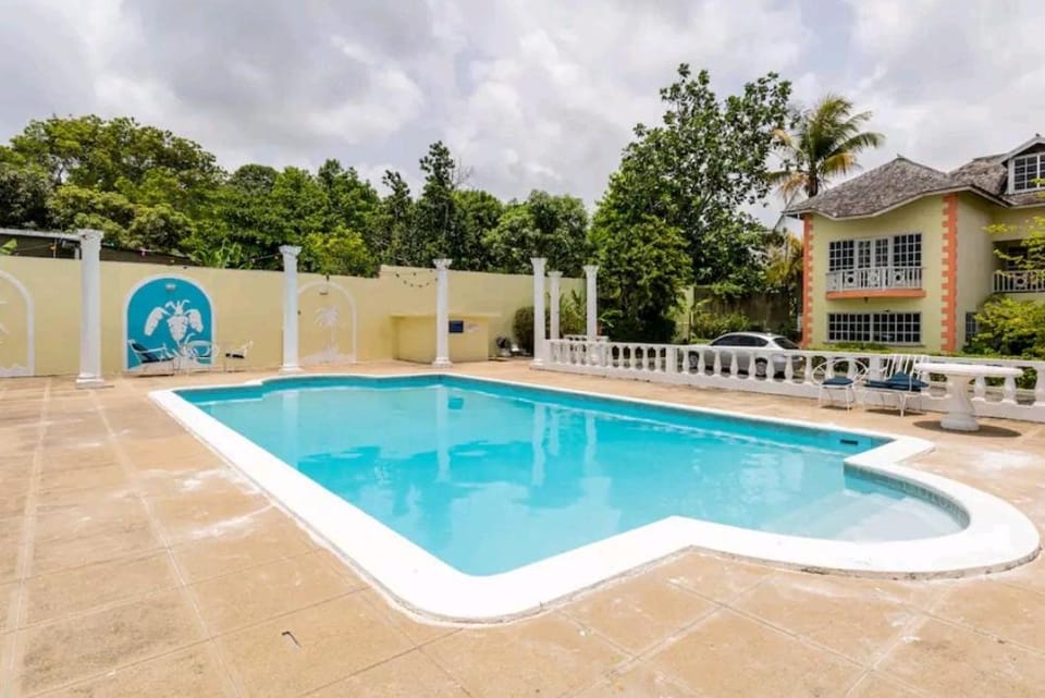 Sleek 4PPL Apartment, Gated, Parking Wifi Pool Yes we have Power and Water Apartment in Ocho Rios