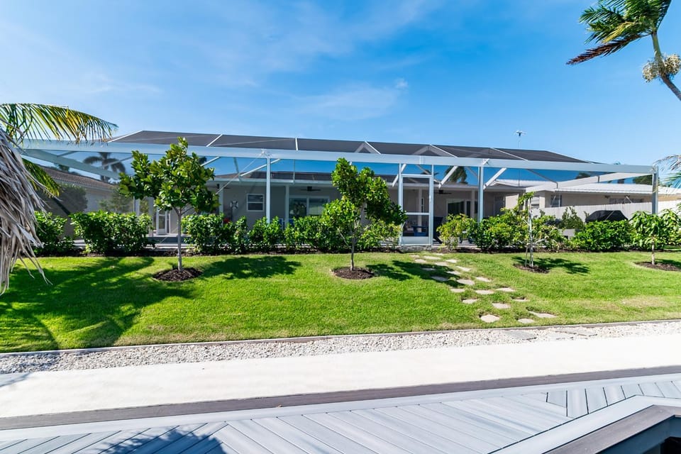 Waterfront Oasis Re-Done Throughout 1 Mile From Winterberry Beach Access Pt House in Marco Island