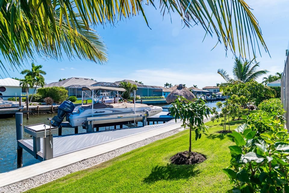 Waterfront Oasis Re-Done Throughout 1 Mile From Winterberry Beach Access Pt House in Marco Island