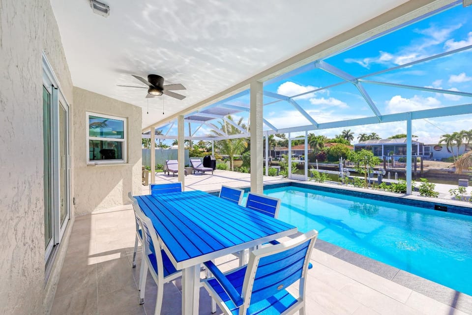 Waterfront Oasis Re-Done Throughout 1 Mile From Winterberry Beach Access Pt House in Marco Island