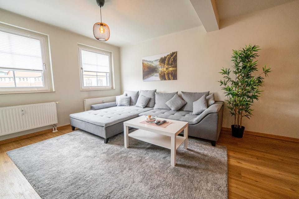 Living room, Seating area, internet