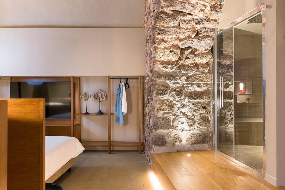 Shower, wardrobe