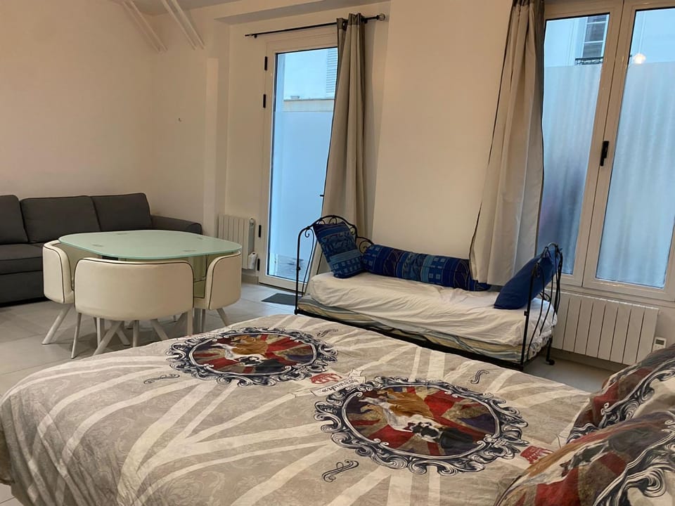 Bed, Seating area