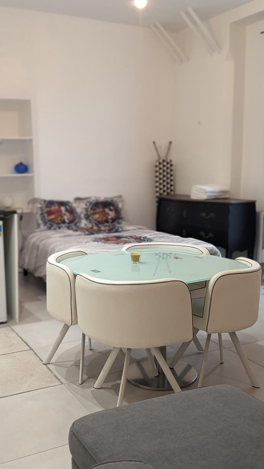 Dining area, Meals