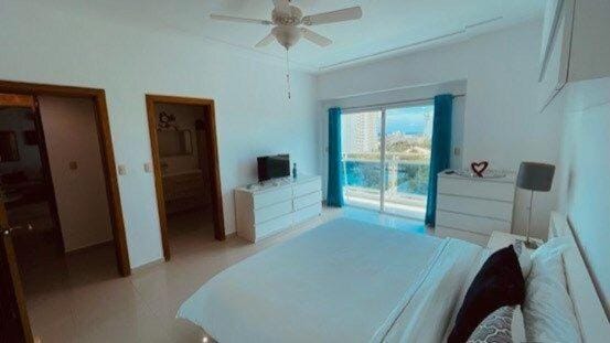 Bed, TV and multimedia, Photo of the whole room, Bedroom, air conditioner