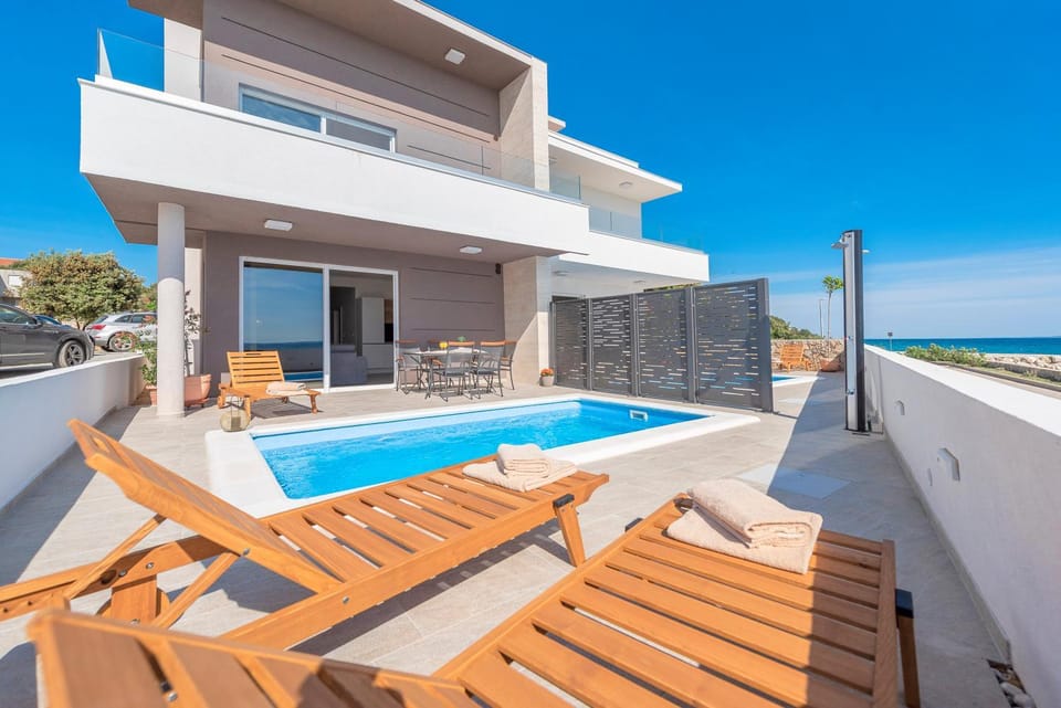 Villa Eni Beachfront apartment with pool Apartment in Novalja
