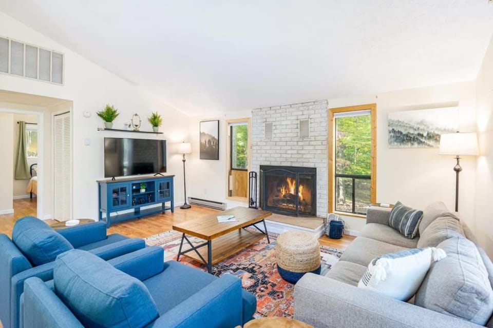 Communal lounge/ TV room, Living room, Seating area