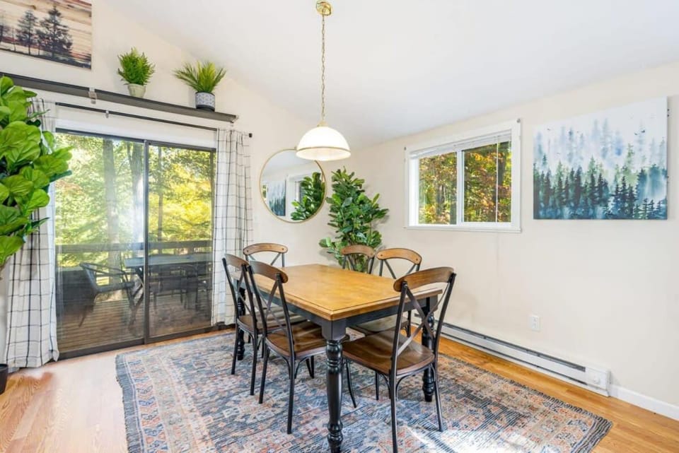 Seating area, Dining area