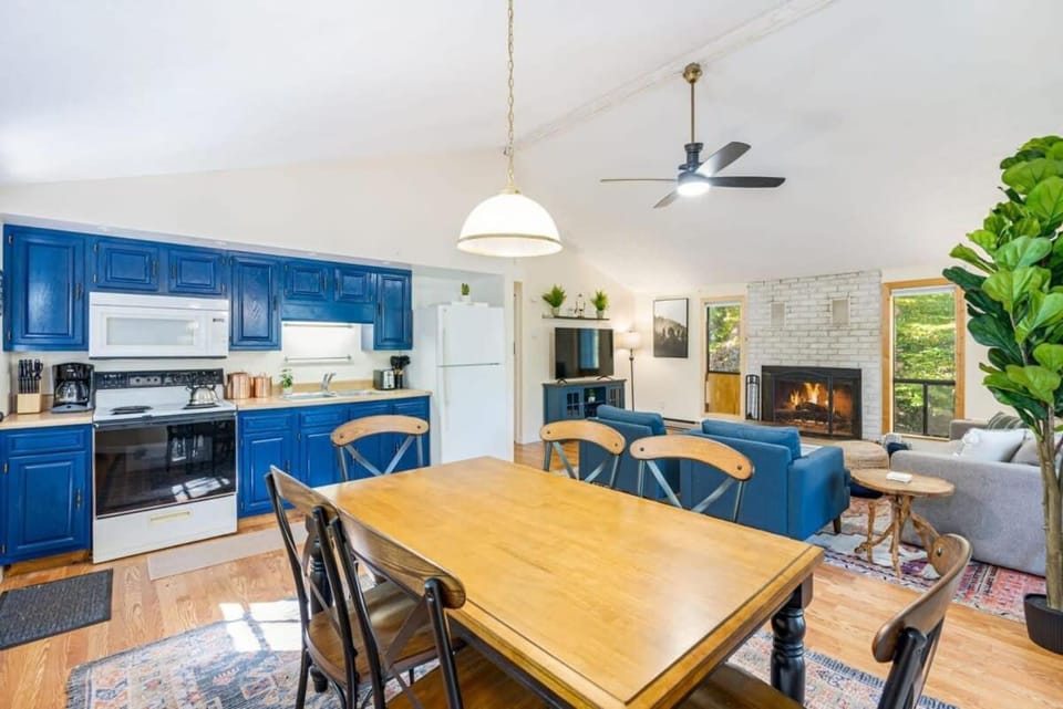 Kitchen or kitchenette, Dining area, stove