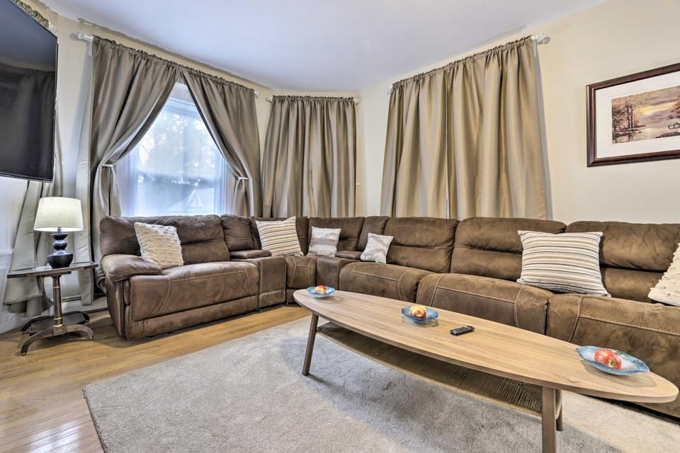 2 Mi to Downtown: Springfield Apt w/ Balcony! Apartment in West Springfield