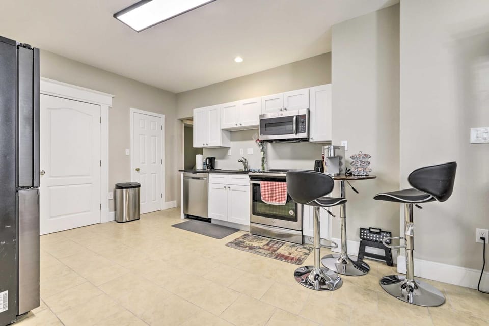 2 Mi to Downtown: Springfield Apt w/ Balcony! Apartment in West Springfield